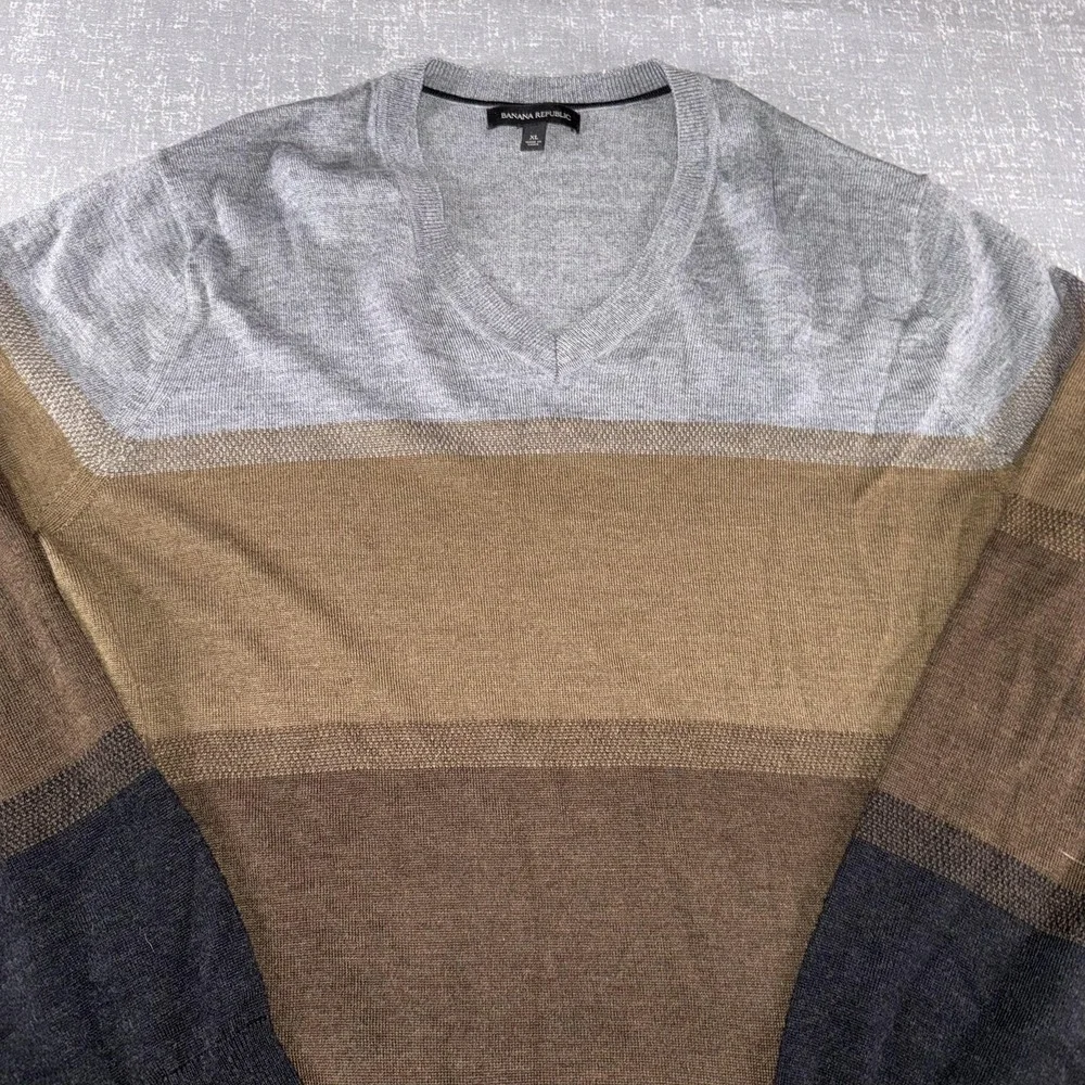 Banana Republic Sweater Mens XL Gray Brown Striped Merino Wool V Neck Knit